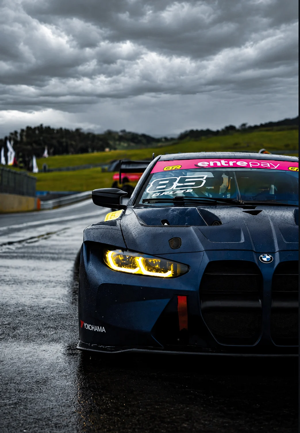BMW M4 GT3 #85 na pista molhada