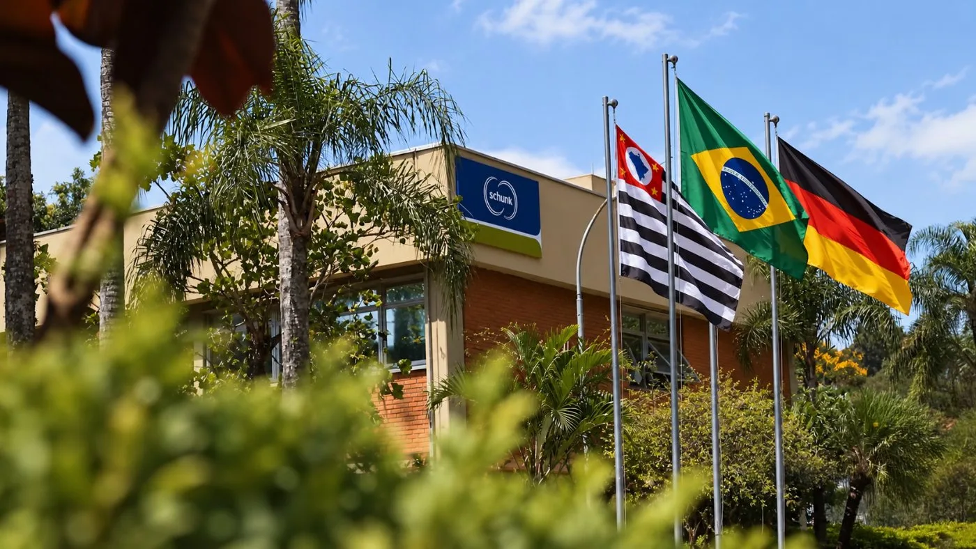 Sede empresarial com bandeiras