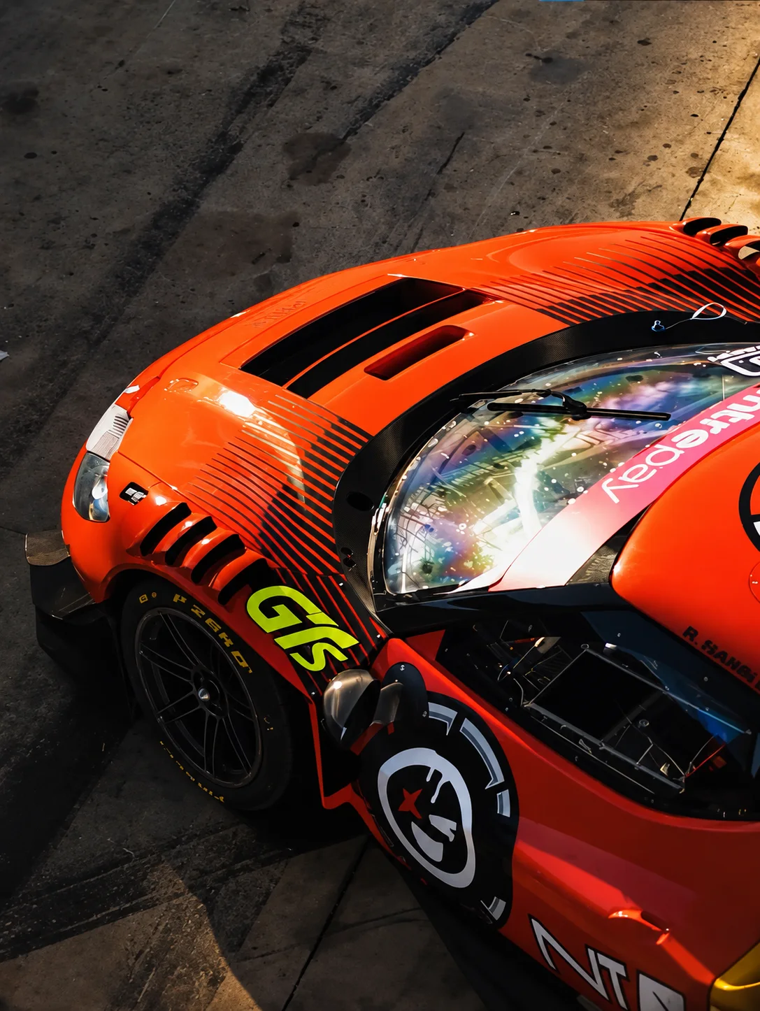 Carro laranja no pit lane